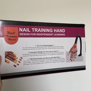Träningshand gelnaglar  - Säljer en träningshand för gelnaglar eller om man vill träna på nailart. Medföljer specialgjorda naglar som man fäster enkelt på fingrarna. Inköpt från semilac för 850kr. 