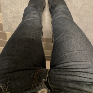 Lågmidjade bootcut jeans  - Svin snygga o trendiga bootcut jeans💞 i jätte bra skick förutom en liten verket på baksidan av ena benet men inget man tänker på💘70kr+frakt
