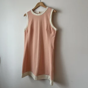Söt vintage rosa 60-talsklänning, Twiggy!  - Supersöt rosa-vit klänning, retro, vintage. Twiggy-vibes! Köpt begagnad, ej använd av mig då den var alldeles för stor. Chansar att den är en s-m!  Jättefint skick och jättefin kvalitet.