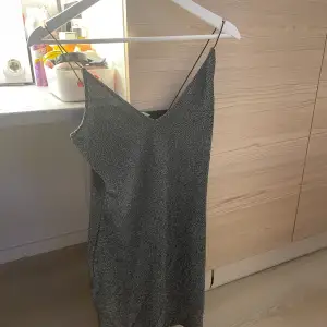 Glittrig klänning 
