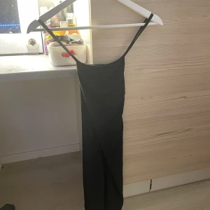 Svart festklänning  - Svart lite kortare klänning från USA