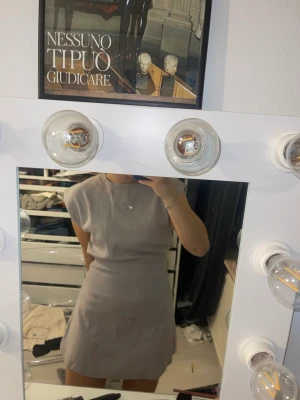 Klänning Zara - Så sjukt fin lila/grå klänning från Zara. Storlek L men passar S-L! 180 kr 💜