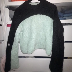 Other stories tröja - Cashmere tröja från Other stories i färgen svart och mintgrön💚💚 Så fin!! Storlek XS. 180 kr 