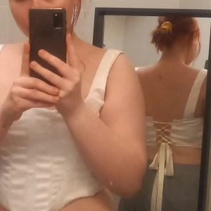 Korsett - Ungefär strlk s. Sytt den själv så det är den ända som fins att hitta. Vill ni se mer detaljer på den så är det bara att höra av er. Sydd med korsett bening så den har ganska mycket support. 