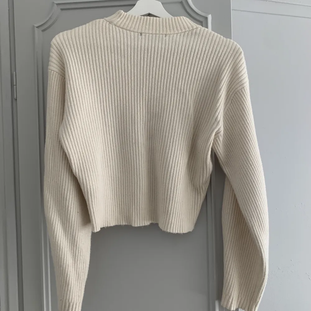 Perfekt stickad tröja att ha över klänningar då den är lite kortare i modellen. Sparsamt använd🤩 storlek xs från bikbok. Tröjor & Koftor.