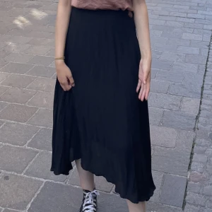 lång kjol - en jätte fin lång kjol som passar perfekt att ha till sommaren. dragkedjan vid sidan går inte att få upp helt, som man ser om man kollar längst upp på höger av kjolen, men det är inget som märks💞