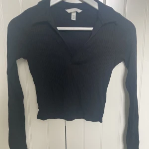 Stickad tröja - En stickad tröja som ser ut som en skjorta, sitter tajt och väldigt fint! Använd kanske 3 gånger och mycket bra skick!