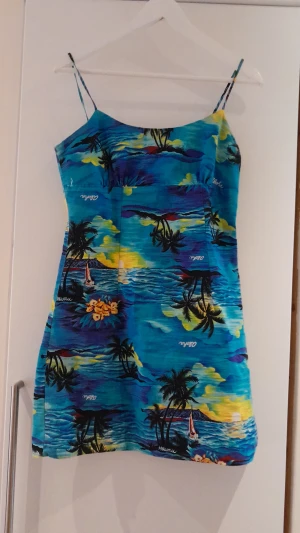 Klänning xs/s - Sommarklänning i använt men helt och rent skick. Säljer pga för liten. Kontakta gärna om frågor!