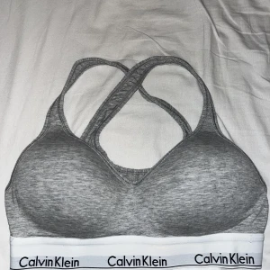 Calvin klein topp - Sjukt fin och i bra skick. Säljer på grund av att den är för liten för mig. 