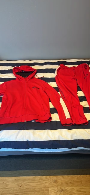 Hugo boss dress sällsynt - Hej  Jag säljer en Hugo boss dress som inte går att köpa i butik och är sällsynt, den är i helt ny skick använd fåtal gånger, storlek S på koftan och M på byxorna men byxorna passar S. 