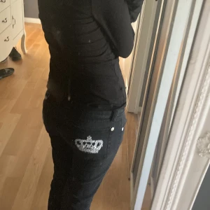 Victoria Beckham Jeans - Säljer nu mina favorit  Victoria Beckham jeans då jag tyvärr tycker dom är för stora i midjan. Säljer bara vid bra bud. Tveka inte på att skriva vid frågor. Fraktar och möts upp❤️