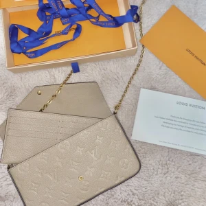 Louis Vuitton - Självklart finns kvitto och original lådan. POCHETTE FÉLICIE inköpt år 2020. 21 x 12 x 3 cm (Längd x höjd x bredd) Monogram präglat kornigt kohudsläder Textilfoder guldfärgade detaljer Tryckknappsstängning