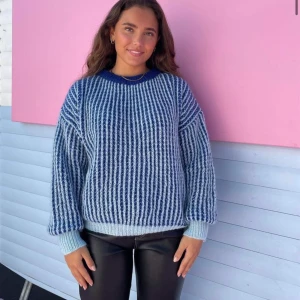 Stickad tröja - Design by Si - Säljer min nyinköpta och oanvända stickade tröja från Design by Si då jag inte tyckte att den passade mig tyvärr. Annars superfin 🥺🧚🏻‍♀️ (har bara testat den)