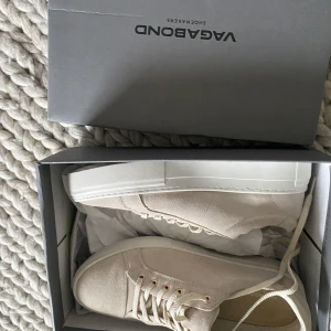 Sneakers  - Helt nya vegabond skor som tyvärr var för stora för mig. Jätte fin beige färg perfekt till våren och sommaren. Köptes för 1000kr säljer för 600 inklusive frakt 🌟💘