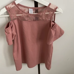 Stockholmsstil Blus - Verkligen superduper fin blus från Lindex. Använd 2ggr, passar tyvärr inte mig längre.:( Inga defekter eller någt liknande, som ny i princip.👏🏼💗