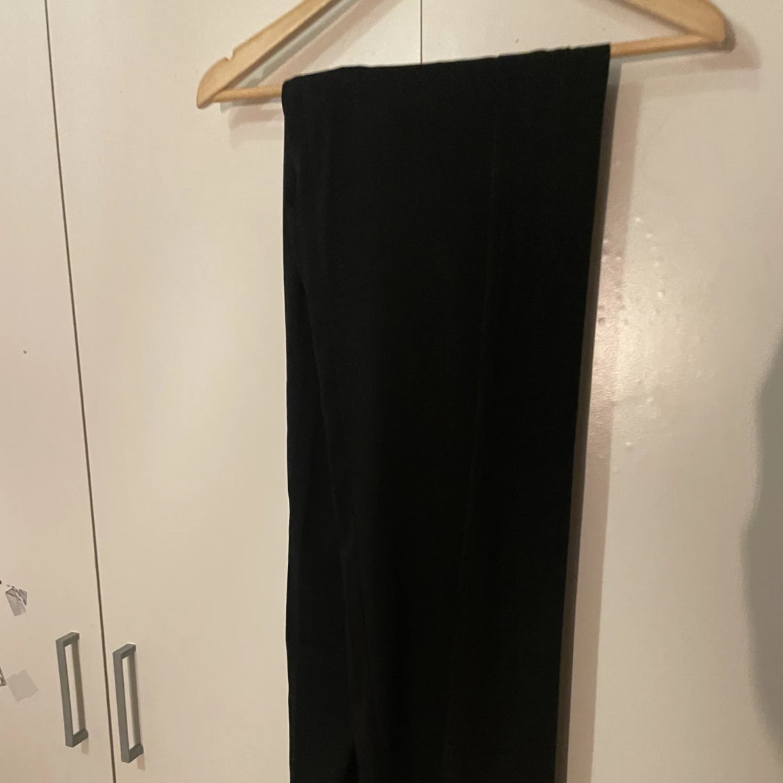 Kostymbyxor och en cropad skjorta