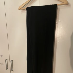 Kostymbyxor och en cropad skjorta - Jättefina plagg, skjortan är helt ny inte använd, byxorna i väldigt bra skick