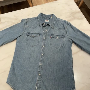Levis jeansskjorta - Nyskick, helt oanvänd  Storlek S men passar även M
