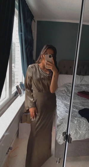 Säljer klänning använd 1 gång - Klänningen är lite uppsydd, jag som är 165cm kan ha den med 10cm klackar och den når golvet. Endast använd vid 1 tillfälle