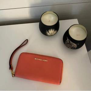 Äkta Michael Kors väska/clutch/plånbok :) i färgen Pink Grapefruit🤍 Aldrig använd! Nypris 2500kr, säljer för 400kr!! 🤍(pris går att diskuteras) 