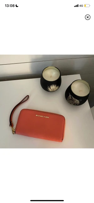 Michale Kors väska / clutch / plånbok - Äkta Michael Kors väska/clutch/plånbok :) i färgen Pink Grapefruit🤍 Aldrig använd! Nypris 2500kr, säljer för 400kr!! 🤍(pris går att diskuteras) 