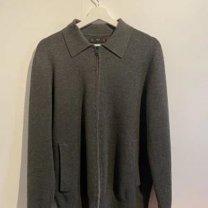 Mango kofta - Mango kofta/zipup, storlek M, skick 8/10  nypris 800kr, mitt pris 350 + 69kr 📦