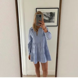 Zara klänning - Jätte fin klänning från zara, köpt i somras och aldrig använts så därmed i nyskick💓 Säljer då jag inte tycker den riktigt passar just mig💞frakt tillkommer 🫶🏼 (första bilden lånad)))
