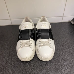 Valentino skor - Säljer ett par väl använda valentino skor i strl 41 men kan även passa 42. Köparen står för frakt!