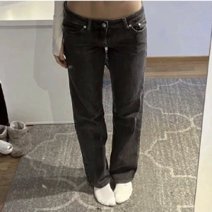 Weekday jeans - Säljer mina weekday arrow low jeans!😍 använt fåtal gånger! Dem är i storlek 32/30 och passar perfekt på mig som är 172cm lång! Kan skicka bättre bilder om någon är intresserad! (Byxorna är slutsålda och nypriset är 600)