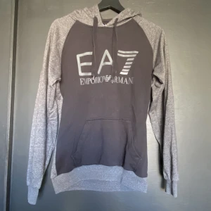 EA7 Hoodie - Skön och snygg hoodie. Ej äkta, storlek M.