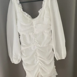 Jättefin studentklänning  - Denna klänningen hade jag på mig en gång men älskade den! Får tyvärr ingen användning till den längre men kan verkligen rekommendera denna till studenten eller bal! 