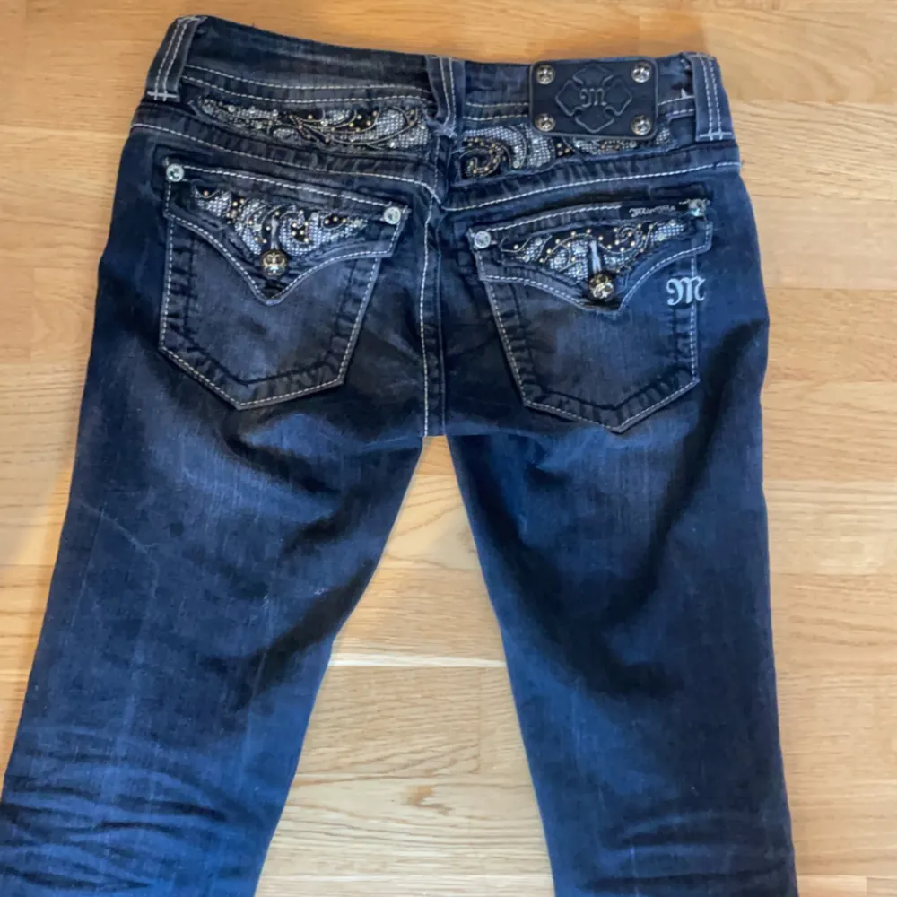 MissMe jeans dom är i jätte bra kvalitet jag är 160 och dom är långa på mig så dom skulle nog passa någon som är 160-167. Jeans & Byxor.