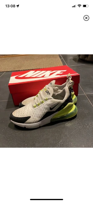 Nike air max 270  - Hej säljer nu Mina Nike air Max 270 i storleken 38 men passar 39 också, och väldigt bra skick, och inga hål i bubblorna, vid snabb affär kan priset sänkas