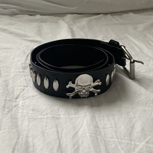 BÄLTE MED DÖDSKALLE - sjuk bälte med dödskallar and shit 109cm
