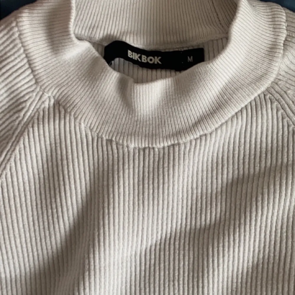 Vit enkel tröja använd några gånger bara och tvättad. Superfin och skön passar xs och S men är storlek M. Toppar.
