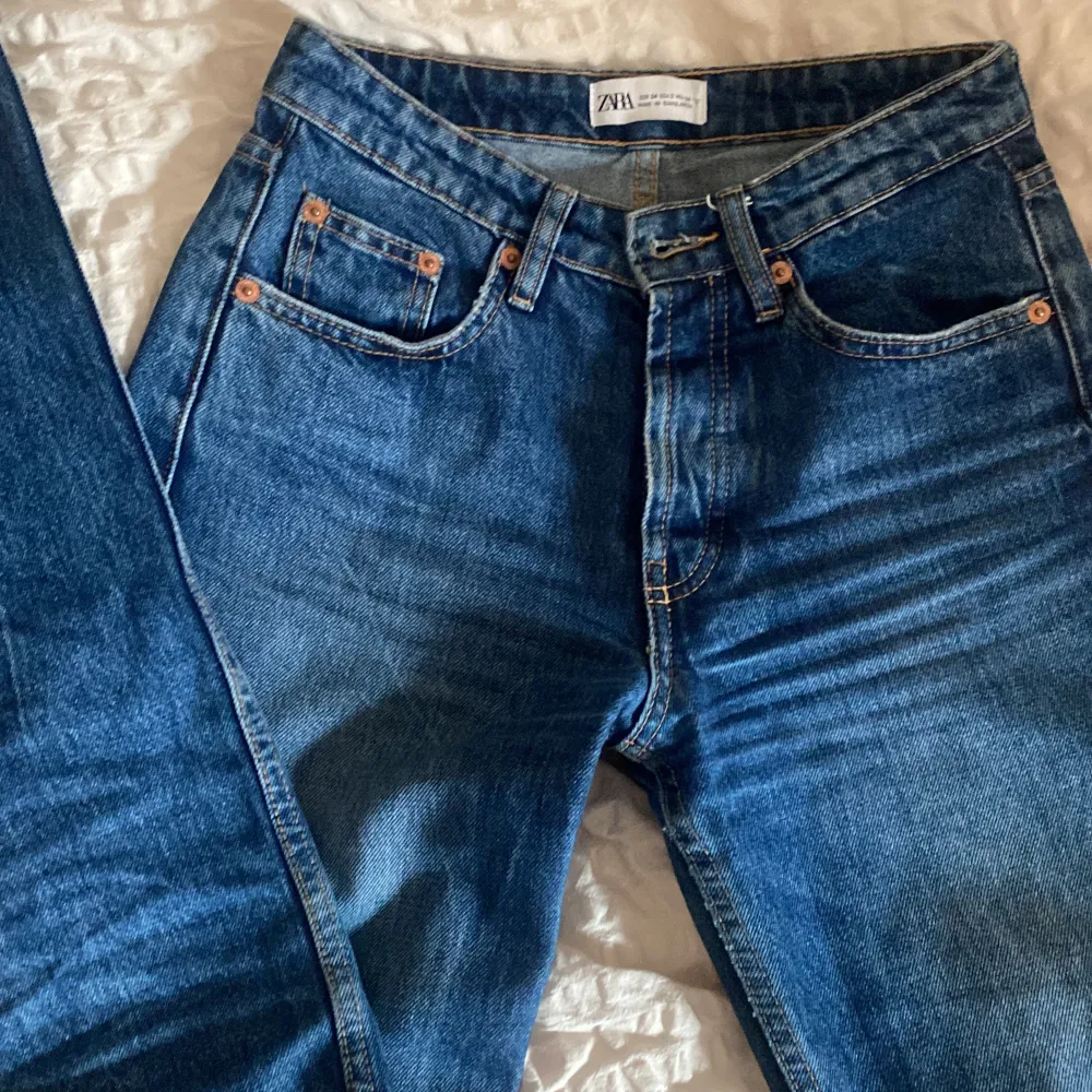 Mörkt tvättade zara jeans i st 34. Är midrise/lowrise . Jeans & Byxor.