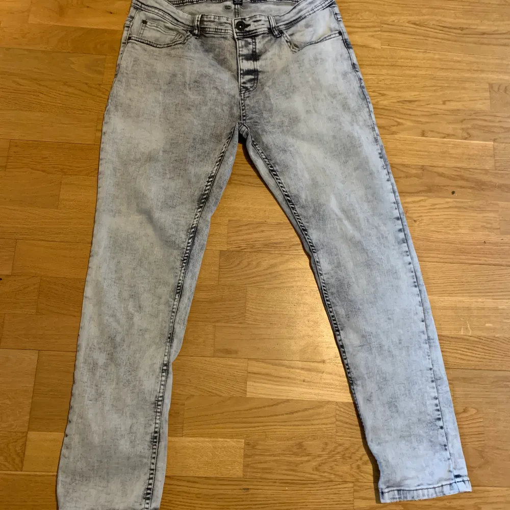 Gråa jeans med mer baggy fit. Storlek 33/30 . Jeans & Byxor.