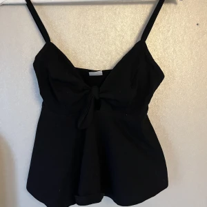 Gullig topp - Super gullig topp från Gina tricot. Den är i storlek S och är lite sliten. Köp direkt för 50kr + frakt.💗 