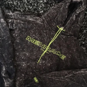 Hoodie  - Fin hoodie i storlek Medium, Småprickor finns i texten men är inte jätte synligt