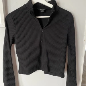 Svart tröja - Svart tröja med dragkedja