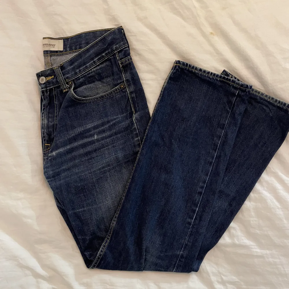 Low waist jeans som är baggy på. Snygg färg och sitter väldigt bra. . Jeans & Byxor.