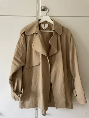 Trenchcoat ARKET - Oversized kortare trenchcoat från arket i strl S. Använd Max 5 ggr! 