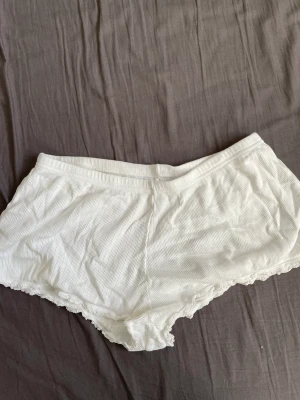 Pyjamasshorts - Så söta Pyjamasshorts från Brandy Melville❤️‍🔥 knappt använda så i bra skick!! Är bomull så är skönt och stretchigt material!