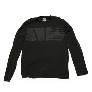 Armani tröja  - Bra skick & ren tröja. Vid övrig information, hittar ni oss på @vintageglam på Instagram. 