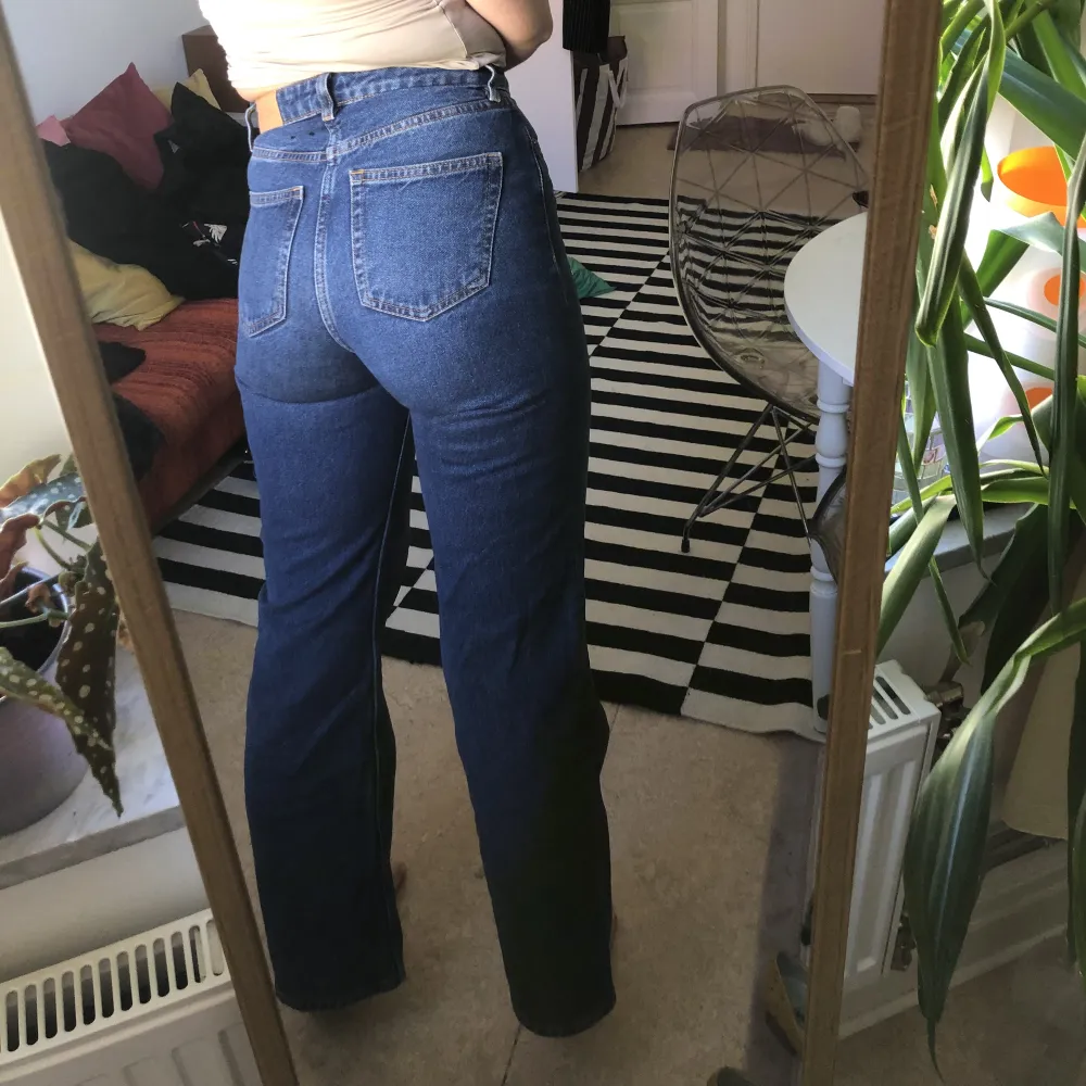 Supersnygga högmidjade jeans köpta från monki för ungefär ett år sedan! Fint skick. Står storlek 26 men skulle säga 34✨. Jeans & Byxor.