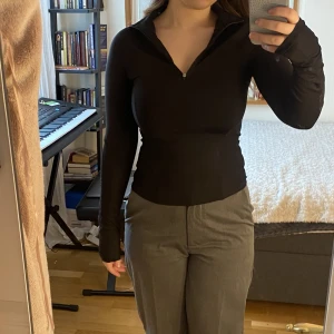 Tröja i träningsmaterial - Köpte den här tröjan från weekday för några år sedan men har inte använt den och lappen sitter kvar, 92%polyester 8% Elasten, köpt för 300kr