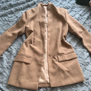 Brun Kavaj - Brun kavaj från shein, aldrig använd. Nypris 429. Storlek XS/S. Mjuk och bra kvalite. 