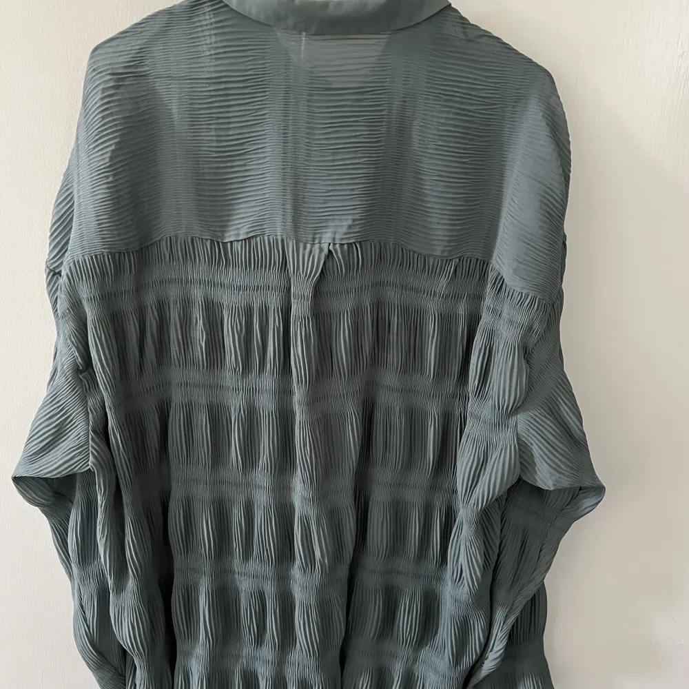 Grönblå(?) oversize rynkad skjorta från Missguided, storlek 36. Skjortor.