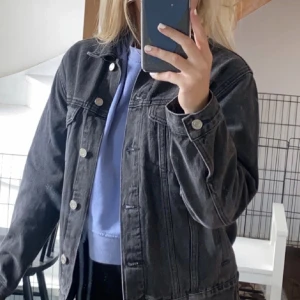 Jeans jacka  - Mörkgrå oversized jeansjacka från missguided i stl 34, använd en gång och i perfekt skick. Säljer för 250kr +frakt (har fler bilder)(pris kan diskuteras)