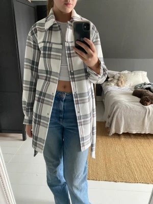 Vårjacka - Säljer denna jackan som passar perfekt nu i vår från Vero Moda. Endast använd några enstaka gånger och är i fint skick! Banden till jackan är löstagbar💗